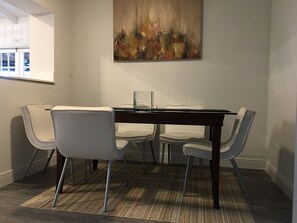 Basic House, Multiple Beds, Non Smoking | In-room dining