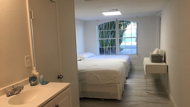 Basic House, Multiple Beds, Non Smoking - Cozy Marina Cottage (Dania Beach)