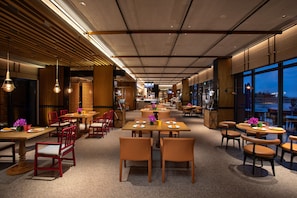 Breakfast, lunch and dinner served  - Hotel Indigo Hainan Xiangshui BAY (Lingshui)