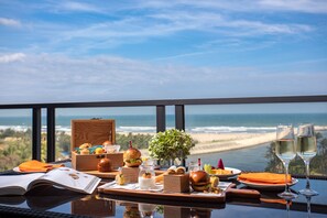 Frokost serveres, lokale og internasjonale retter, utsikt mot stranden 