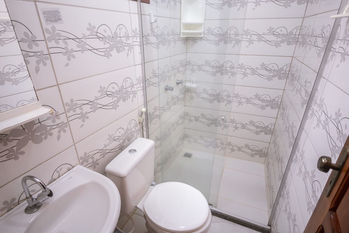 Shower, free toiletries, towels