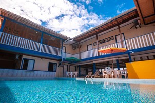 Una piscina al aire libre