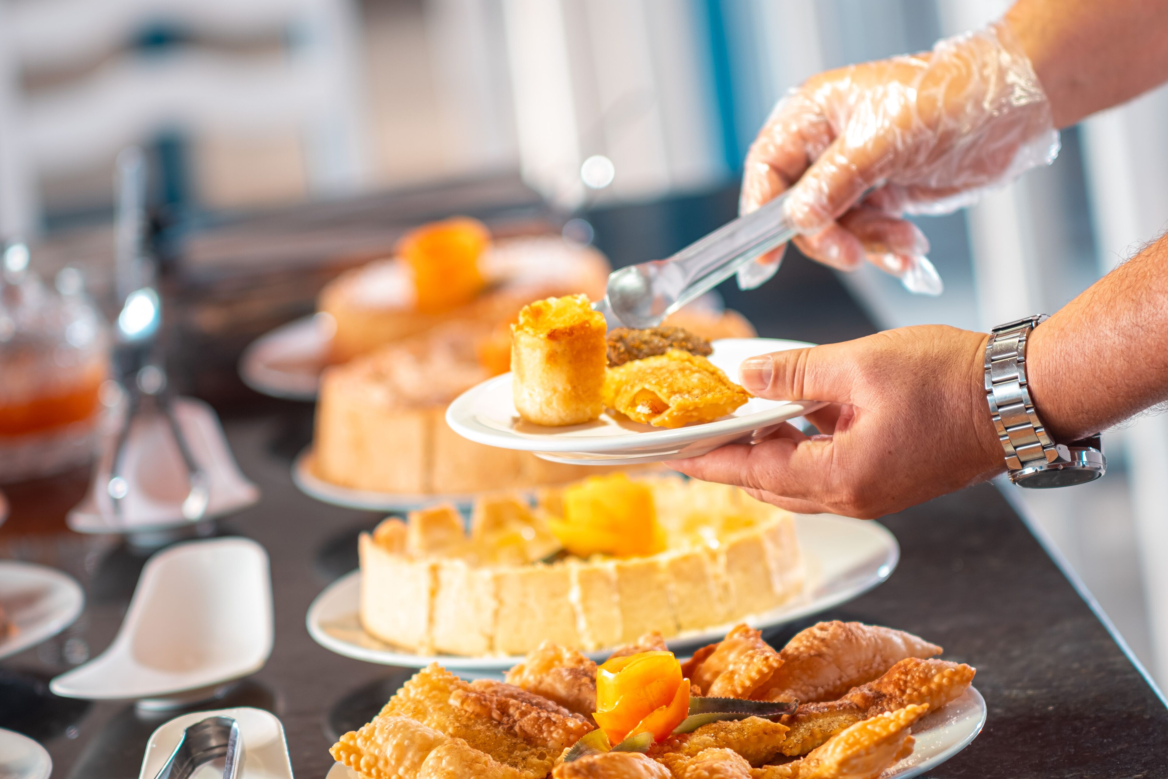 Een buffet met diverse gerechten, waaronder een taart en gebak.