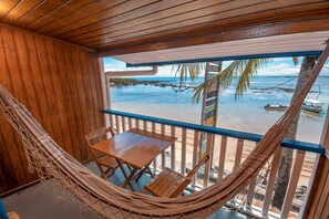 Quarto quádruplo superior, vista para o oceano | Frigobar, Wi-Fi de cortesia, roupa de cama