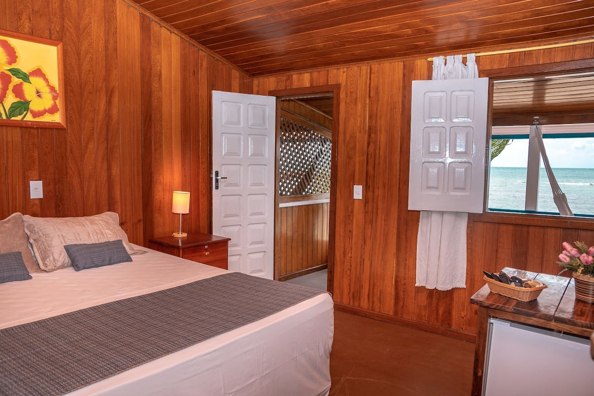 Minibar, free WiFi, bed sheets