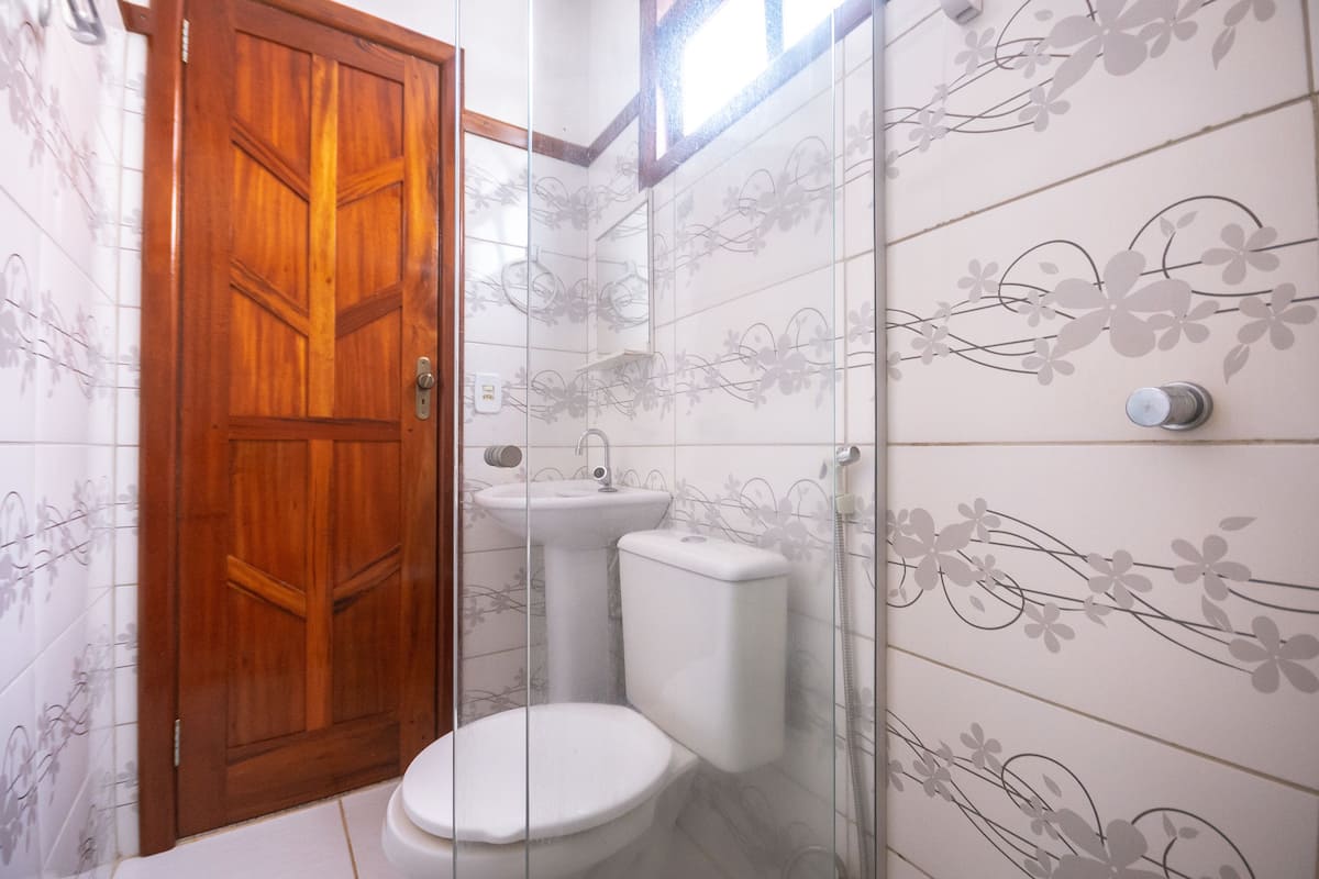 Shower, free toiletries, towels