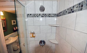 Premium-Doppelzimmer, 1 Queen-Bett, Nichtraucher | Badezimmer | Dusche, Haartrockner, Bademäntel, Handtücher