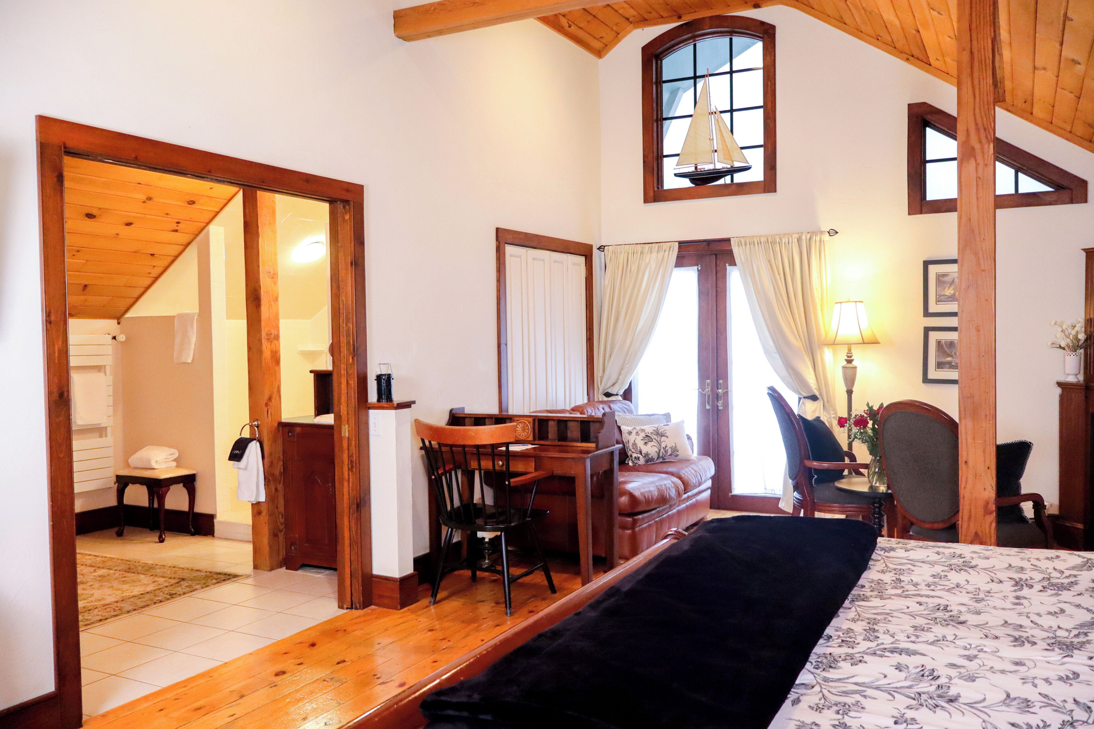 Premium Room, 1 King Bed | Premium bedding, individually decorated, individually furnished