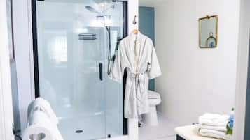 Chambre Tradition, 1 très grand lit | Salle de bain | Sèche-cheveux, peignoirs, serviettes fournies, savon