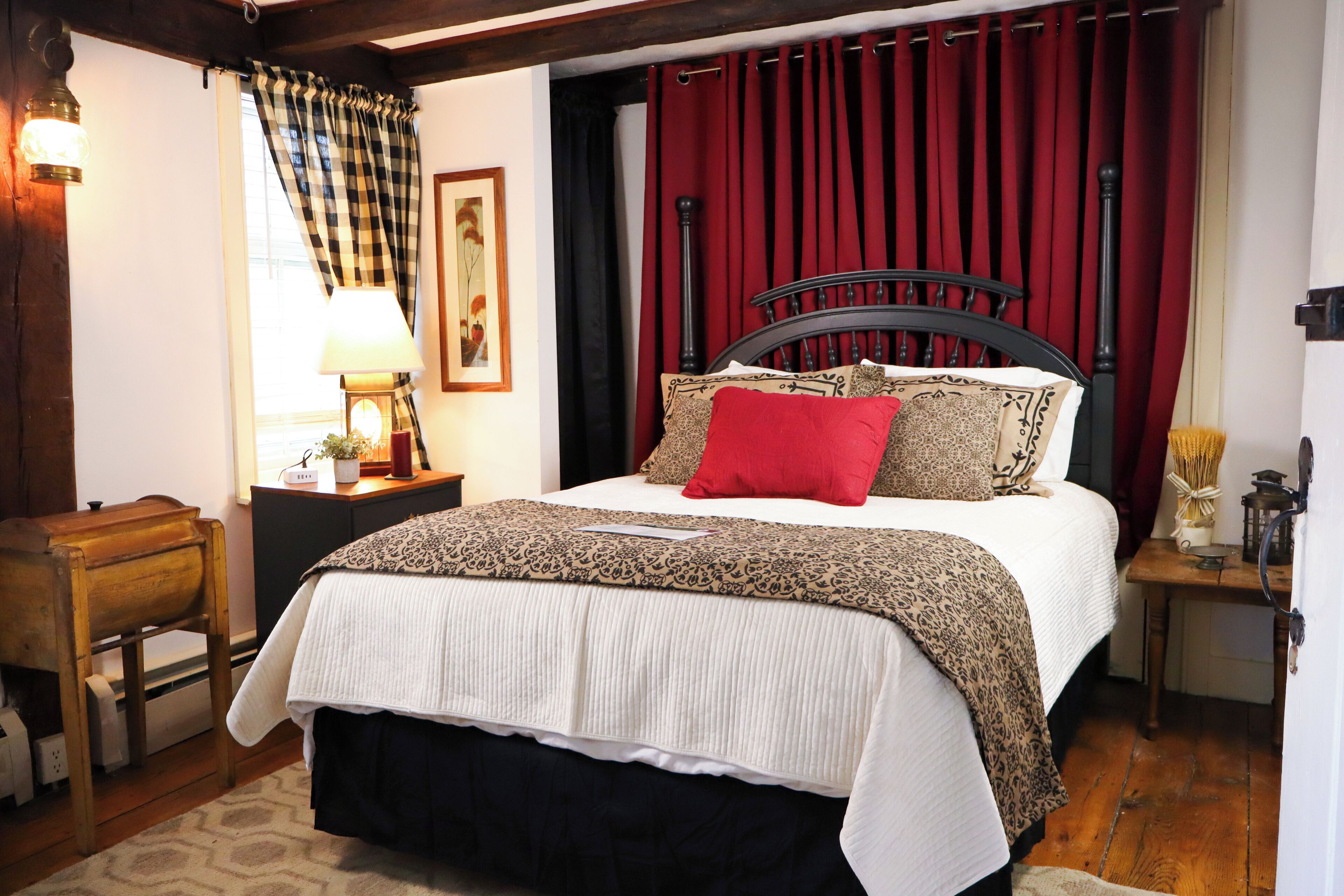 Traditional Room, 1 Queen Bed | Premium bedding, individually decorated, individually furnished