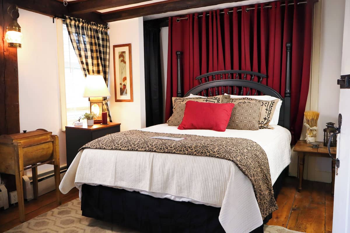 Traditional Room, 1 Queen Bed | Premium bedding, individually decorated, individually furnished