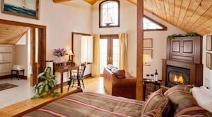 Premium bedding, individually decorated, individually furnished, desk - Stonecroft Inn (Ledyard)