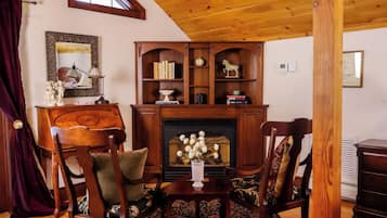 Premium Room, 1 King Bed | Premium bedding, individually decorated, individually furnished