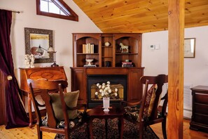 Premium bedding, individually decorated, individually furnished - Stonecroft Inn (Ledyard)