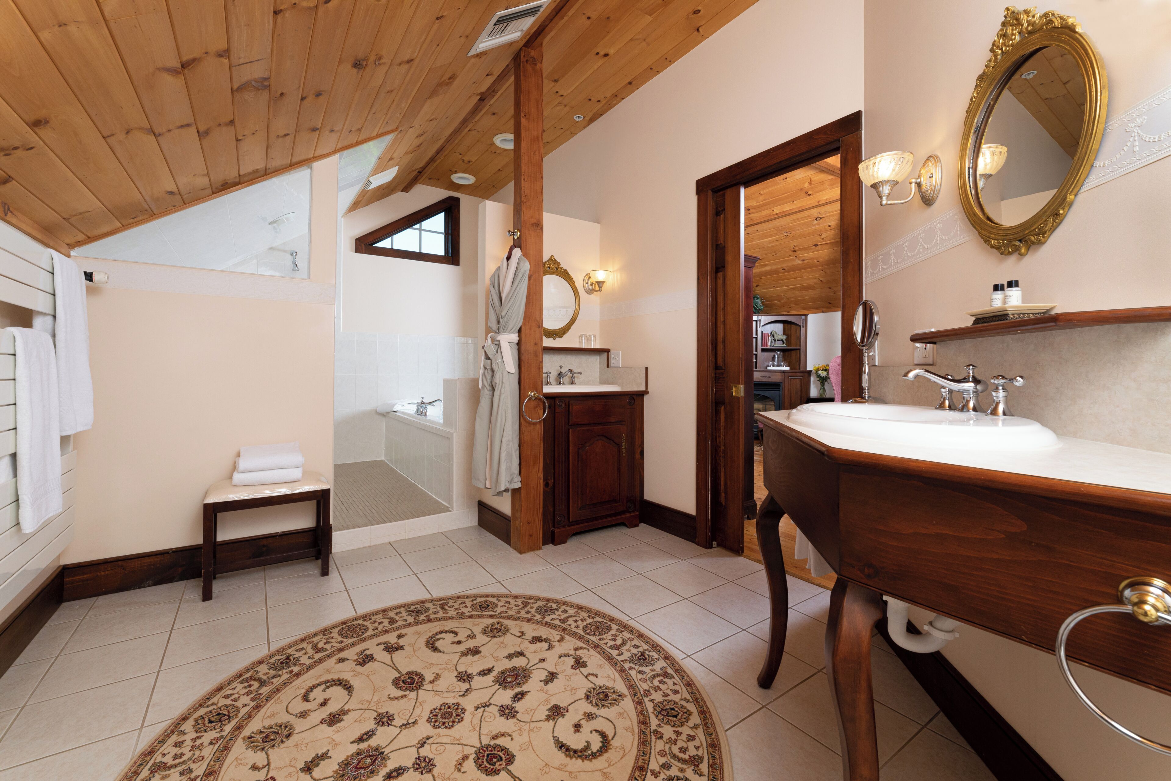 Chambre Premium, 1 très grand lit | Salle de bain | Sèche-cheveux, peignoirs, serviettes fournies, savon