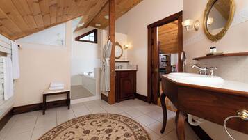 Chambre Premium, 1 très grand lit | Salle de bain | Sèche-cheveux, peignoirs, serviettes fournies, savon