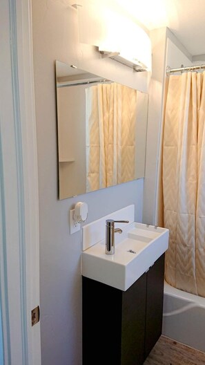 Combined shower/tub, towels