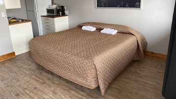 Chambre simple Deluxe, 1 très grand lit, non-fumeur | Cuisinette privée | Cafetière-théière