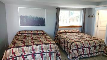 Quarto triplo básico, várias camas, para não fumantes | Cortinas blackout, Wi-Fi de cortesia, roupa de cama