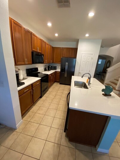 BEAUTIFUL LAKEVIEW TOWNHOME, 5 MILES TO DISNEY... FULLY EQUIPED