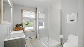 Haartrockner, HandtĂŒcher, Seife, Toilettenpapier