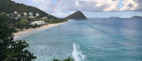 在海滩、沙滩椅、沙滩毛巾