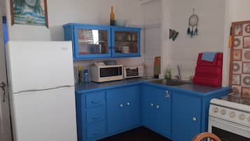 Geladeira, micro-ondas, talheres/pratos/utensílios de cozinha