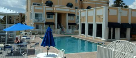 Een buitenzwembad en een verwarmd zwembad