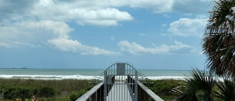 在海滩、沙滩椅、海滩遮阳伞、沙滩毛巾