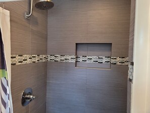 Combined shower/bathtub, hair dryer, towels, soap