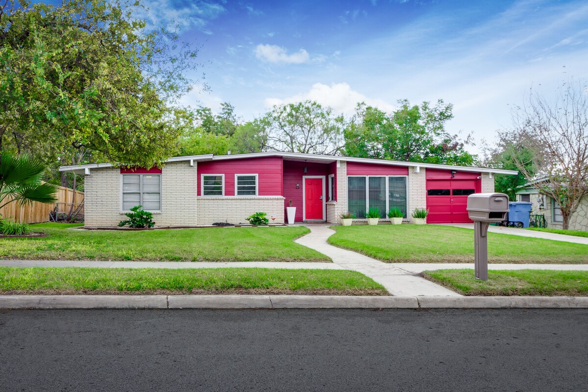 Single Family Home 3 Bedroom Near All Attractions and 10 miles to Lackland AFB