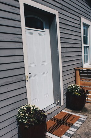 Exterior detail - fresh modern 3/Bd wk end getaway in Amish country (Mt Eaton)