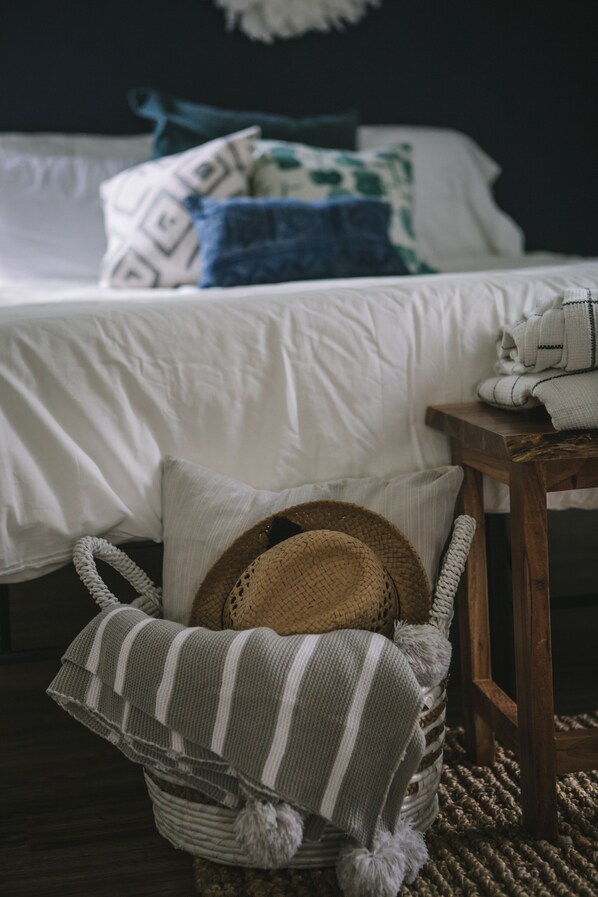 3 bedrooms, iron/ironing board, free WiFi, bed sheets - fresh modern 3/Bd wk end getaway in Amish country (Mt Eaton)