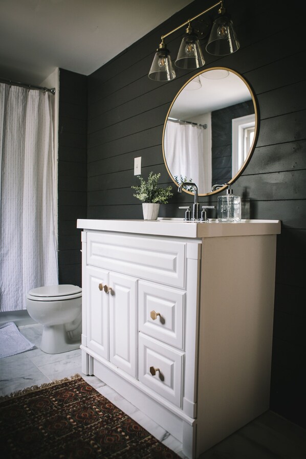 Combined shower/bathtub, hair dryer, towels, soap