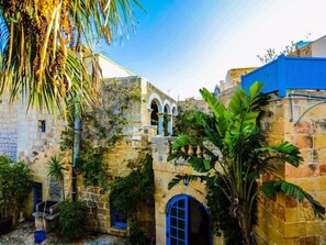 Property grounds - IL KIOSTRO - a Luxury 350 year old villa with Pool & Jacuzzi (Iz-Zurrieq)