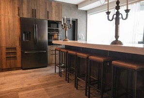 Kjøleskap, mikrobølgeovn, ovn og kokeplater