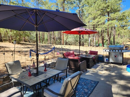 An Adorable House in the cool Pines And Only 5 Minutes From Courthouse Square