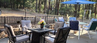 An Adorable House in the cool Pines And Only 5 Minutes From Courthouse Square