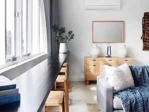 Smart TV, books, stereo