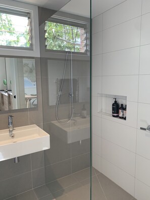 Douche, sèche-cheveux, serviettes fournies, savon
