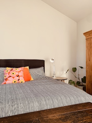 1 bedroom, desk, iron/ironing board, free WiFi - Inner city garden studio in the heart of Footscray (Footscray)