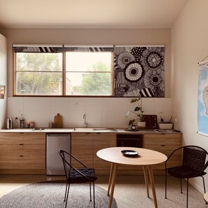 Kühlschrank, Mikrowelle, Herdplatte, Wasserkocher mit Kaffee-/Teezubehör