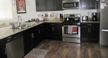 Awesome 2B / 2B House, Gated on 215 FWY, PrĂšs de VA, AFB, Speedway, Centre ville, Strip