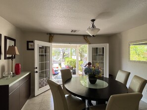 Dining - Quiet, gated exclusive private executive 3 bedrooms house.Pool, club house. (las vegas)