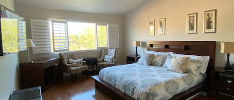 3 bedrooms, desk, iron/ironing board, free WiFi