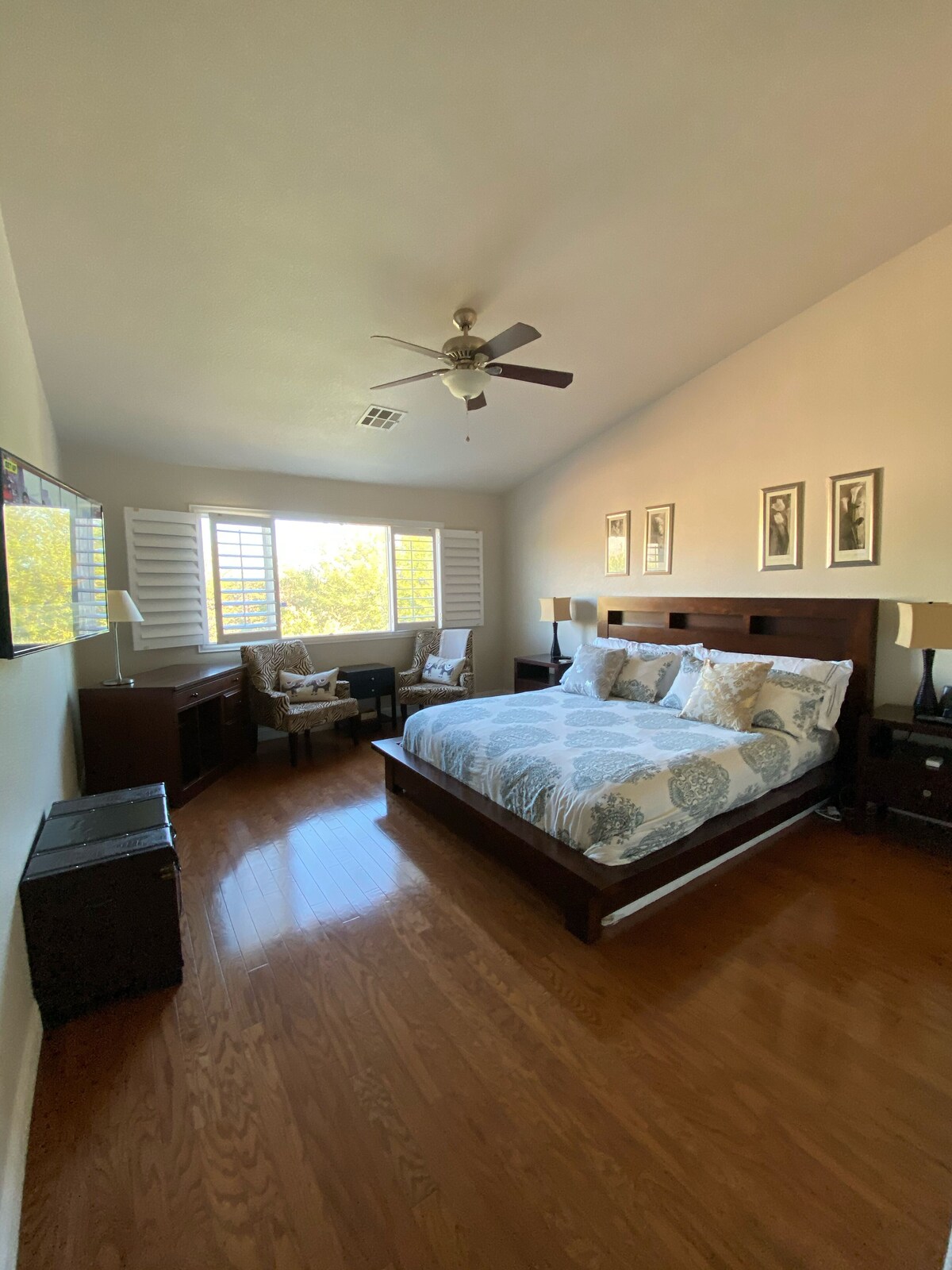 Quiet, gated exclusive private executive 3 bedrooms house.Pool, club house.