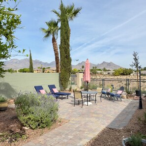 Outdoor dining - Quiet, gated exclusive private executive 3 bedrooms house.Pool, club house. (las vegas)