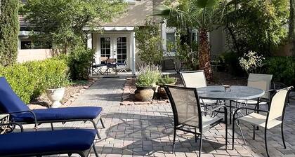 Hiljainen, aidatulla yksinoikeudella yksityinen Executive 3 makuuhuonetta talo. Uima-allas, kerhotalo.