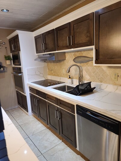 Relax In Our Luxurious Contemporary Beach Condo next to Clayton's Bar and Grill