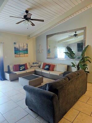 Smart-TV, Videospiele, DVD-Player, Bücher